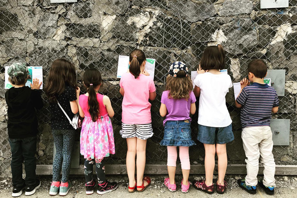 Enfants faisant face à un mur